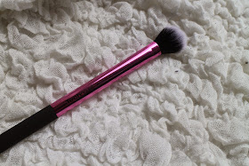 Real techniques brushes, Real techniques brush reviews, Best highstreet makeup brushes, Best drugstore makeup brushes, Best makeup brush for contouring, how to use a fan makeup brush, how to create Kim Kardashian contour look, Best setting brush