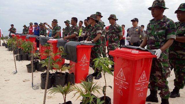  Jajaran Kodim 0308 Pariaman Bersama PT.Coca Cola,  Lakukan Aksi Bersih di Pulau Angso