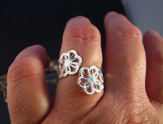 Open ring with 2 flower, made of sterling silver