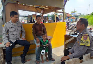 Berikan Himbauan Kamtibmas, Personil Polsek Cibeber Polres Cilegon Bincang Bersama Petugas Ronda