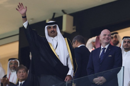 أمير قطر يعطي إشارة افتتاح بطولة #كأس_العالم: عملنا ومعنا كثيرون واستثمرنا في الخير للإنسانية جمعاء