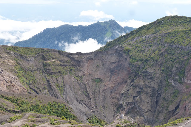 Cratère du volcan Irazu et vue sur le Turrialba