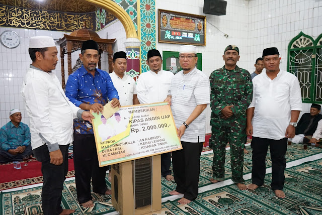 Safari Ramadhan, Wabup dan Sekdakab Memberikan Souvenir dan Uang Tunai kepada BKM Masjid