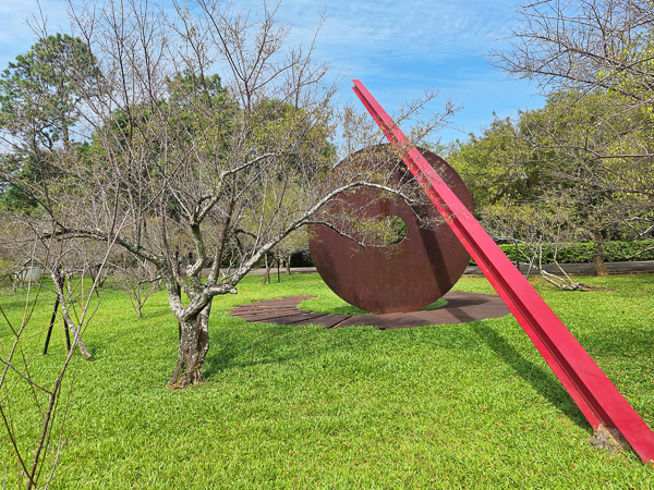 桃園復興角板山公園(復興公園)世界級雕塑公園，還有紅楓和粉紅梅花