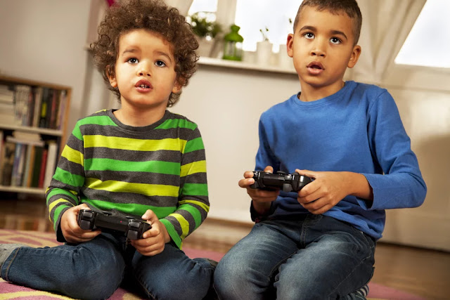 Meninos jogando videogame em casa