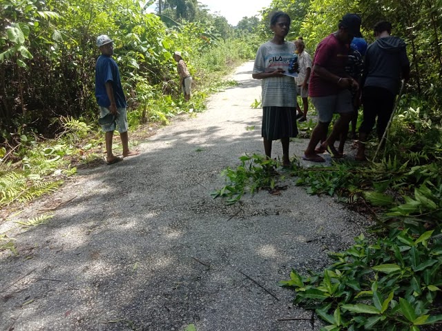 IPELMAS Seremuk Peduli Lakukan Pembersihan Poros Jalan Tofot - Haha