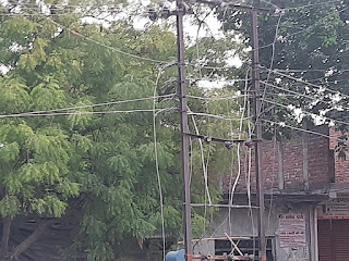 जर्जर विद्युत तार दे रहे दुर्घटना को दावत  | #NayaSaberaNetwork