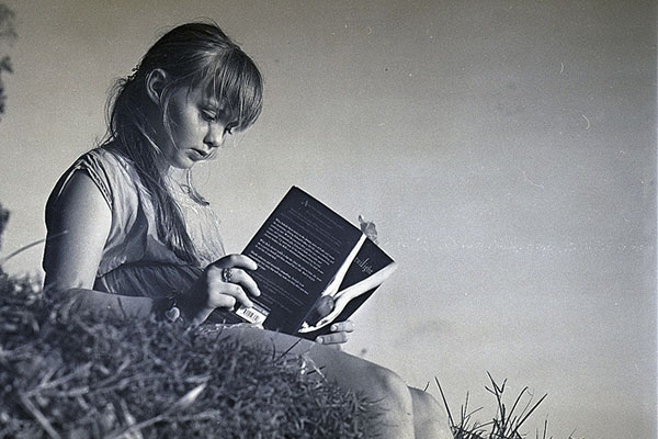 Una niña leyendo.