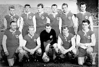 EINTRACHT FRANKFURT F. A. G. Temporada 1959-60. Lindner, Lutz, Höfer, Stein, Pfaff y Meier. Kress, Weilbächer, Loy, Stinka y Eigenbrodt. REAL MADRID C. F. 7 EINTRACHT FRANKFURT 3 Miércoles 18/05/1960, 20:30 horas. V Copa de Europa, Final. Glasgow, Escocia, Reino Unido: 127.621 espectadores. GOLES: 0-1:10’, Kress. 1-1: 27’, Di Stéfano. 2-1: 30’, Di Stéfano. 3-1: 44’, Puskas. 4-1: 56’, Puskas, de penalti. 5-1: 60’, Puskas. 5-2: 64’, Stein. 6-2: 71’, Puskas. 6-3: 72’, Stein. 7-3: 75’, Di Stéfano. Tras un inolvidable partido, el REAL MADRID gana su 5ª Copa de Europa consecutiva