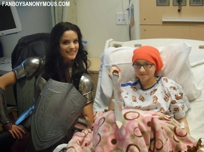 Lady Sif actress Jaimie Alexander visits sick children for Thanksgiving