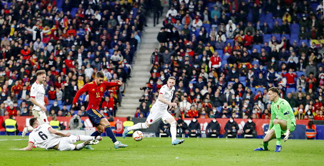 Ferran supera a Keidi Baré, Djimsiti y Ismajli para batir a Berisha. SELECCIÓN DE ESPAÑA 2 SELECCIÓN DE ALBANIA 1 Sábado 26/03/2021, 19:45 horas. Partido internacional amistoso. Cornellá-El Prat, Barcelona. 35.444 espectadores.