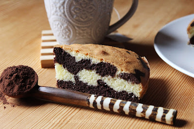 Torta variegata senza glutine, dalla consistenza equilibrata e dal profumo unico di vaniglia e cacao. Ottima per colazione e momenti di relax.