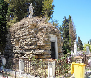 το ταφικό μνημείο της οικογένειας Καραμπίνη στο Νεκροταφείο της Ζακύνθου