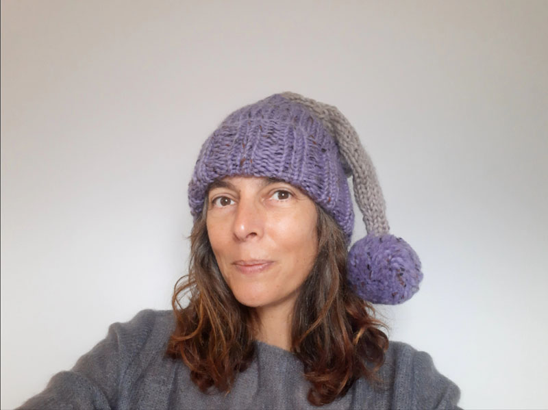 Cappellino ai ferri con coda e pompom