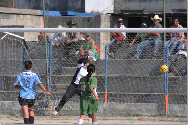 balon hacia el fondo del arco de pares