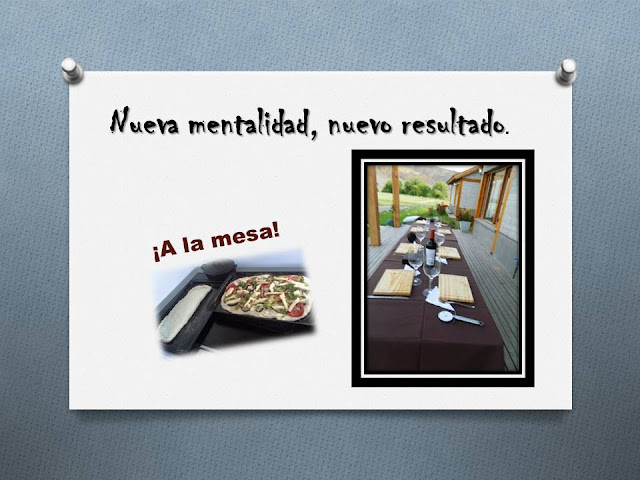 Mesa y comida de Tertulia Gualjaina