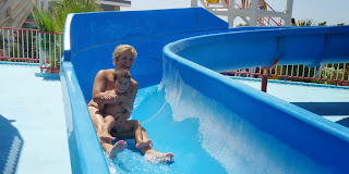 Yolanda y Joel disfrutando del Aquashow Park.