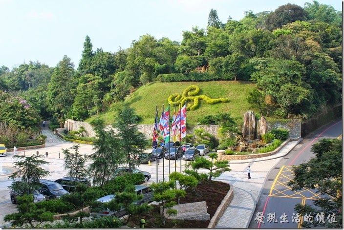 南投日月潭雲品飯店前的景色，山坡上還有個螢火場地。