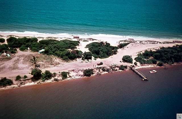 Sobrevoando Moçambique no inicio da década de 1970  MMG_J_004 Fotografia de Manuel Augusto Martins Gomes. Não usar fotografia sem referência ao seu autor Manuel Augusto Martins Gomes e sem link para as páginas:  Beacons: https://beacons.ai/manuelamartinsgomesmemorias Blogger: https://manuelamartinsgomes.blogspot.com/ Instagram: @manuelamartinsgomesmemorias Toda a informação adicional é bem vinda. Poderão contactar-me através do endereço de email: manuelamgomes20@gmail.com #60s #mozambique #memoriasdemoçambique #memoriasdeafrica #planephotography #airphotography #travelphotography #manuelamartinsgomesmemorias