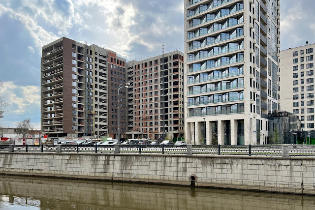 река Яуза, Рубцовская набережная, строящийся жилой комплекс «Резиденции архитекторов»