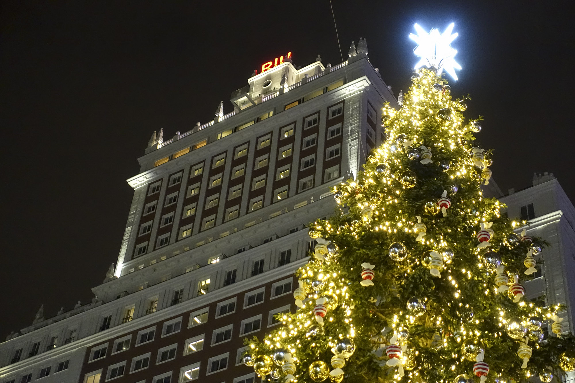 madrid plaza españa riu navidad christmas tree lights