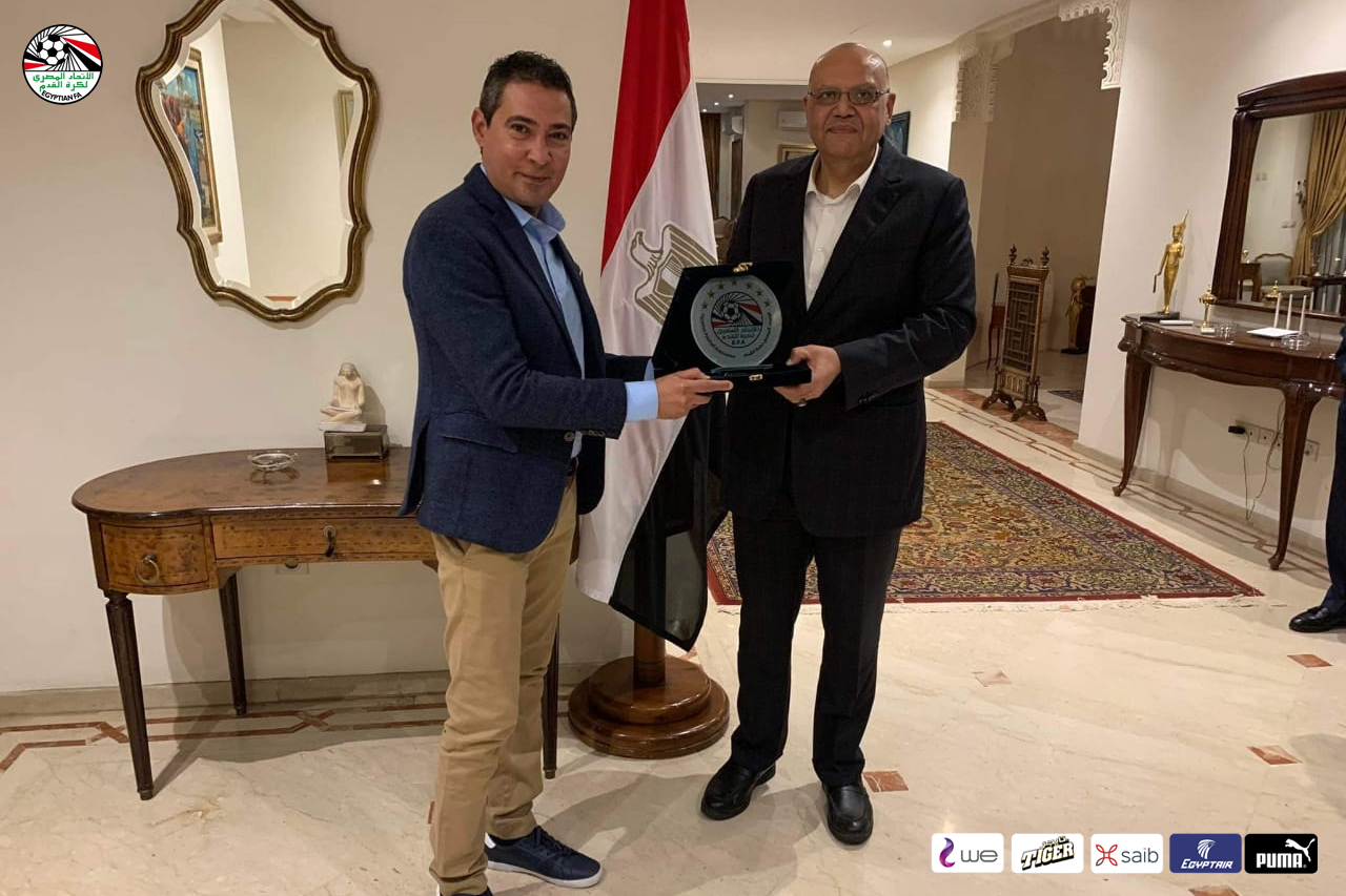 محمد بركات يهدى سفير مصر بالمغرب درع اتحاد الكرة وقميص المنتخب