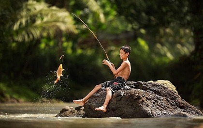 boy-catching-a-fish-793x500