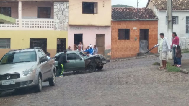 FALTA DE FREIOS EM VEÍCULO POR POUCO NUM ACONTECE UMA TRAGÉDIA NO CENTRO DE BOM CONSELHO