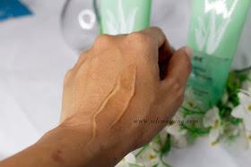 review-swatch-teksture-aloe-vera-lidah-buaya-gel-lokal-murah-wardah-bagus-rekomendasi-beauty-influencer-kemasan-baru