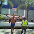 Un hombre se crucifica en frente de Aduanas para reclamar impuestos a compras por Internet