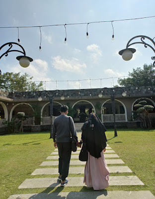 Lorong romantis dari lobi The Westlake Resort Yogyakarta menuju restorsn