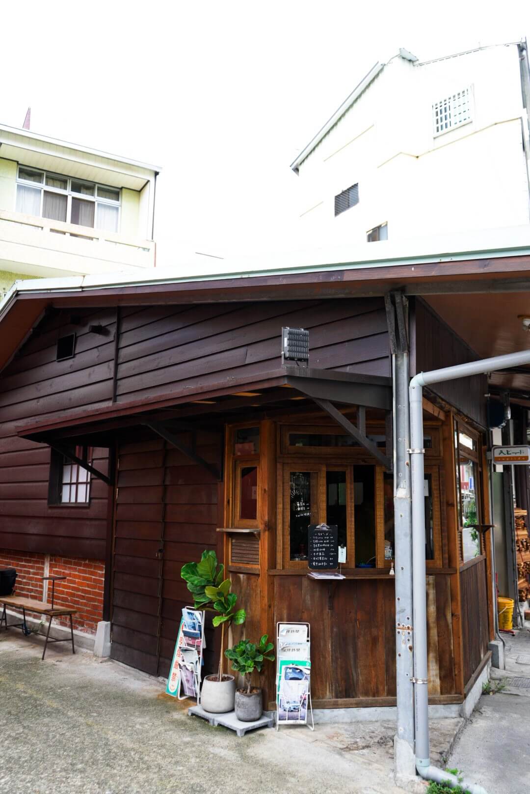 嘉義日式風格咖啡外帶店【スピード Supiido】坐落於市定古蹟仁武宮旁