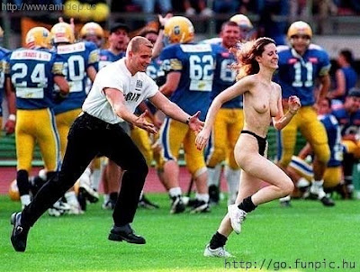 Football Funny Photos on Cheer Girls American Football Streaker Girl Funny Boy