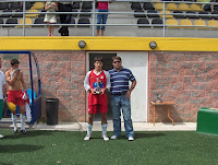 Miguel Angel Cuetos entrega el trofeo al capitán del Perines B