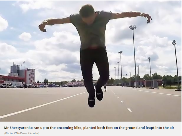 .Aksi Sommersault Lelaki Ini Lompat Ke Atas Motorsikal Bergerak Laju Berjaya Dirakam Kamera.