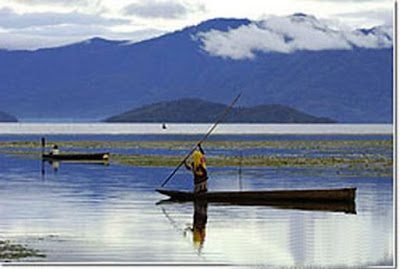 Nelayan yang sedang mencari ikan di Danau Paniai