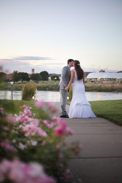 Marina Inn SIoux City wedding photograph