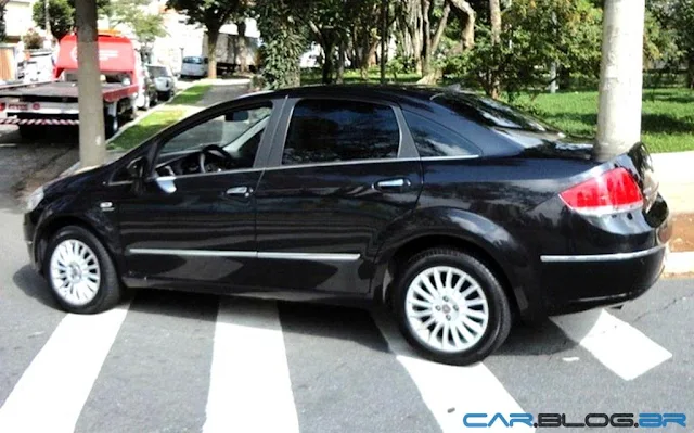 Fiat Linea Absolute Dualogic 2010 - perfil traseiro