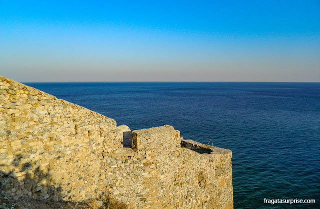 Muralhas de Monemvasia, vila medieval no Sul do Peloponeso, Grécia