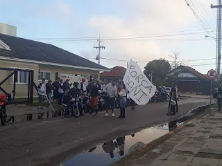 Motociclistas de Tramandaí fazem homenagem a motoboy em coma após acidente