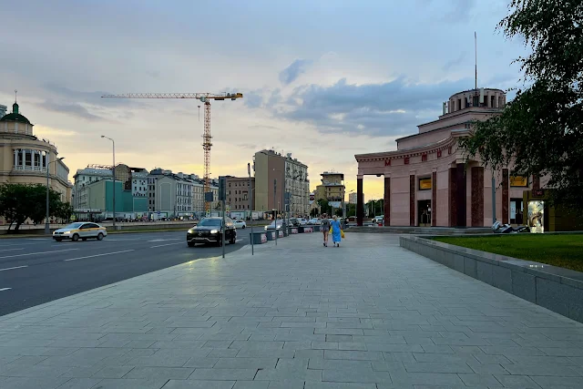 Арбатская площадь, станция метро Арбатская