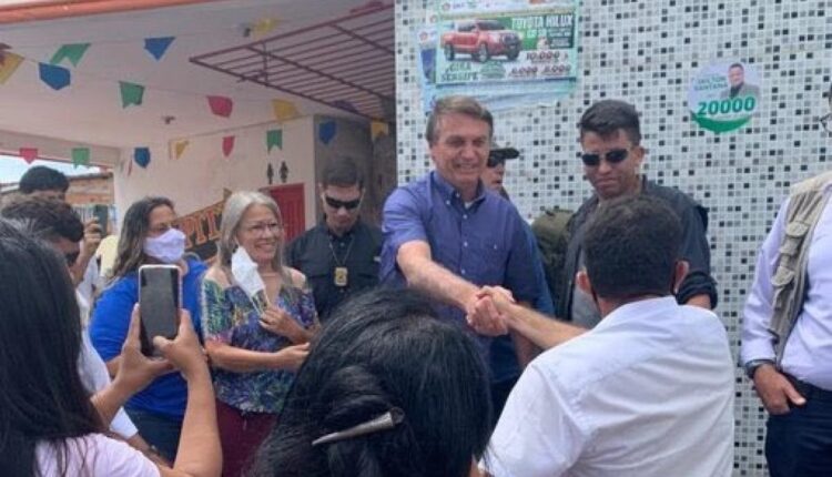 Mau tempo faz presidente Bolsonaro desembarcar em Aracaju