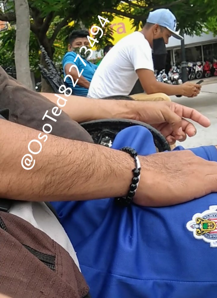 sacando el pene en el parque