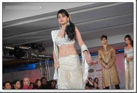 13Shriya and Neetu sizzle in Neeta Lulla's creations - images
