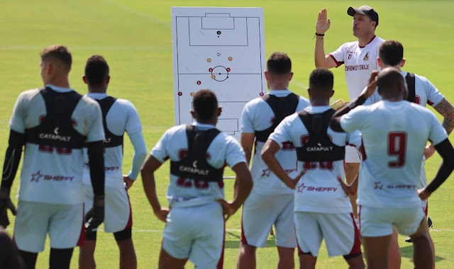El entrenador Cruz Real afianzó algunos conceptos tácticos en la jorrnada. Foto @cdtolima.