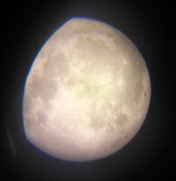 foto de la luna con la camara del movil aplicada al ocular