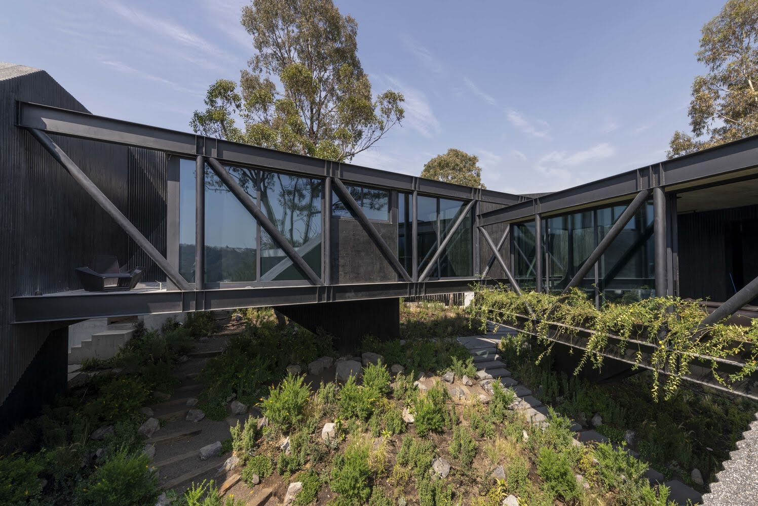 Rojkind Arquitectos construye una casa con forma de serpiente sobre un jardín central