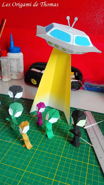 Soucoupe volante en papier et alien en Origami