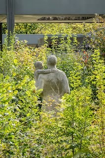 Plastik von Vater mit Kind auf dem Friedhof Meisenhard in Olten.