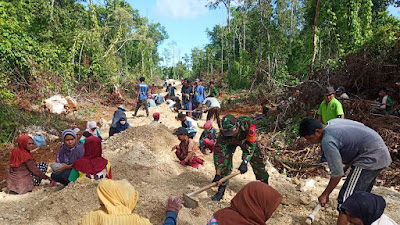 Personil Babinsa Koramil 1413-04/Mawasangka, Laksanakan Karya Bakti Pembuatan Jalan Bersama Warga